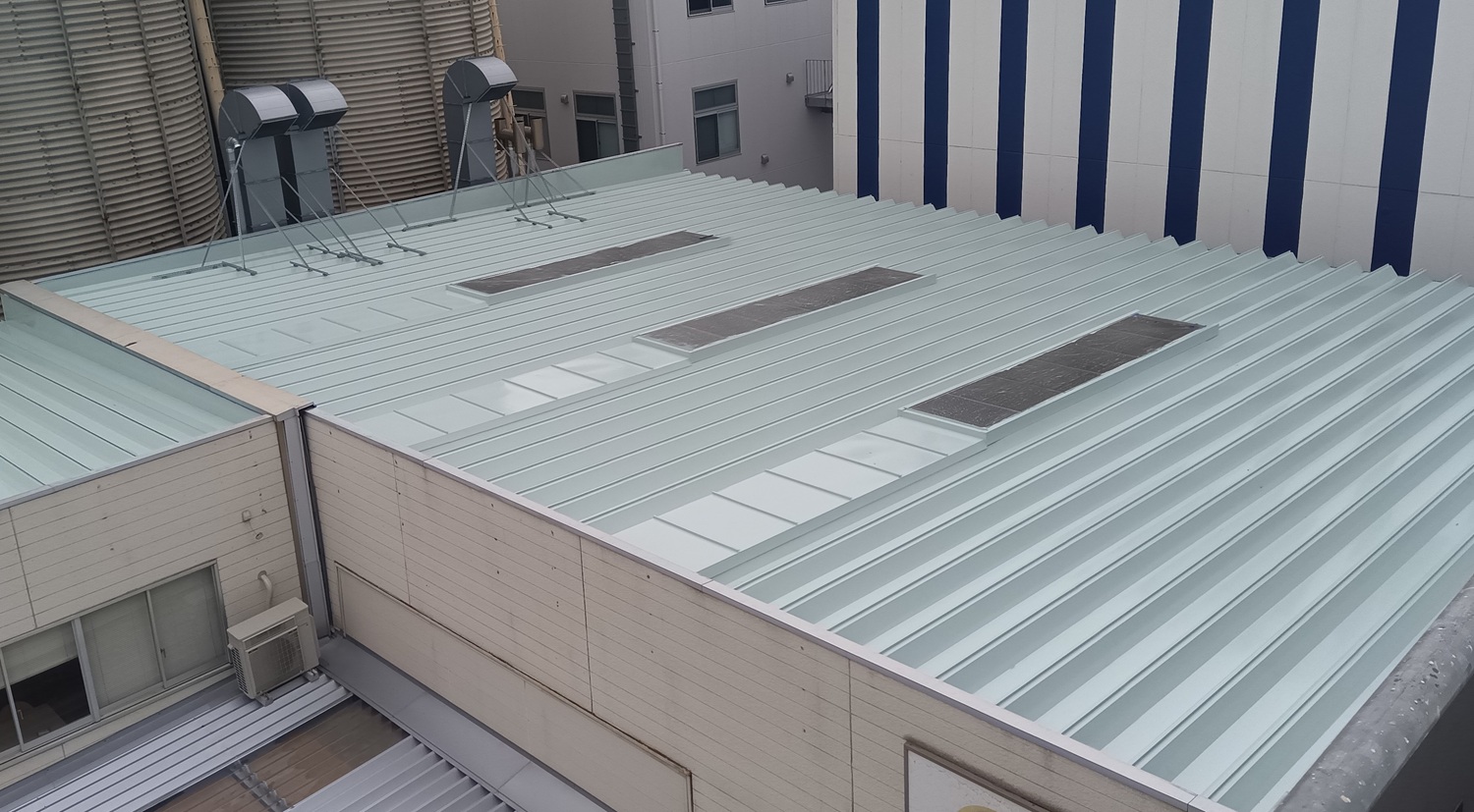 株式会社パルメイト様 折半屋根 塗装工事